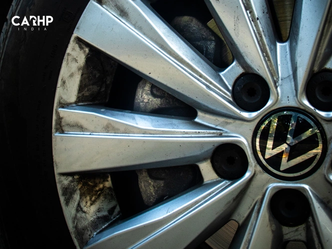 2022 Volkswagen Virtus 1.0 Highline Front Side Brake Caliper & Brake Dust Accululation On Rims Photograph